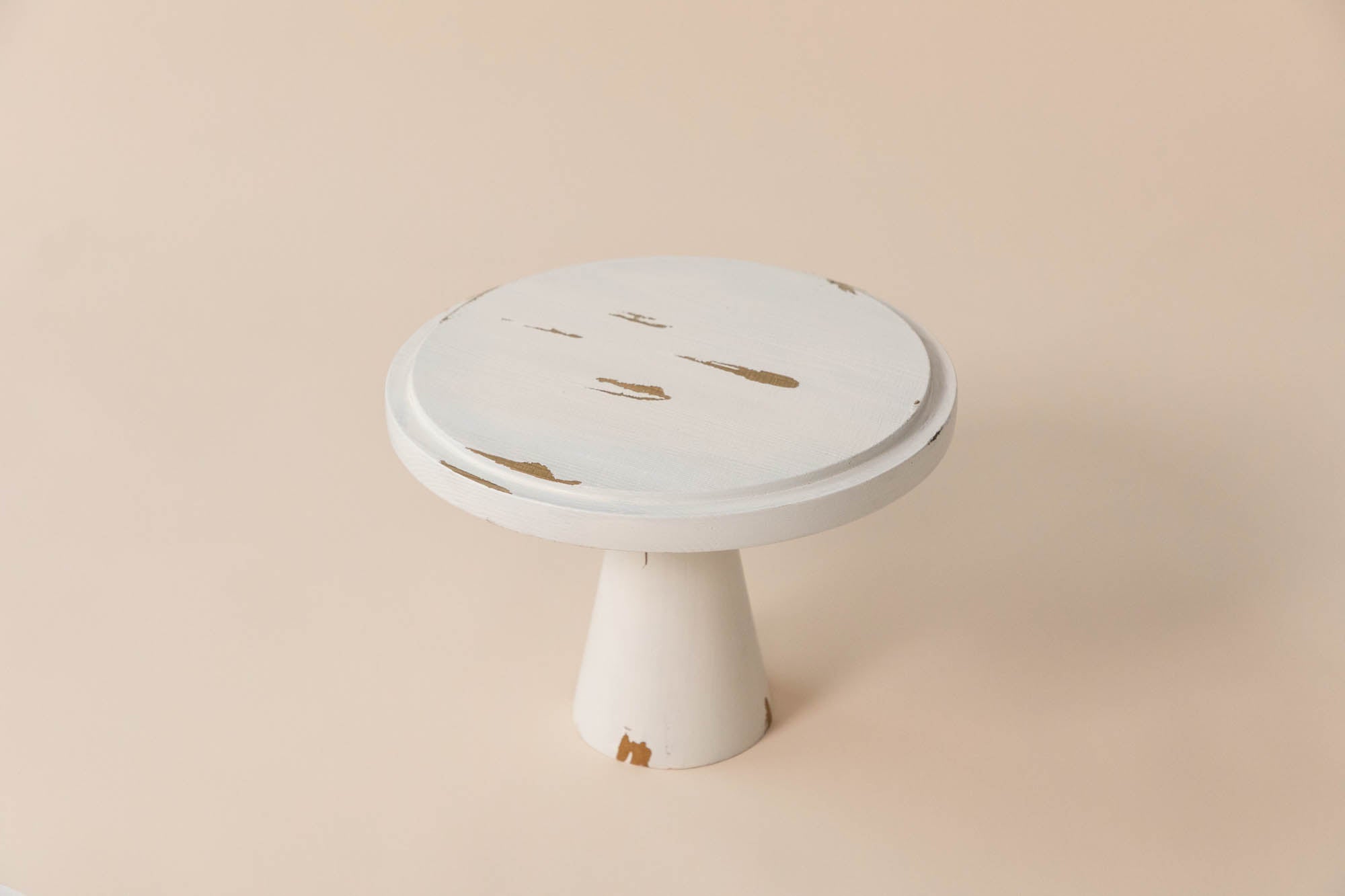 White wooden outlet cake stand