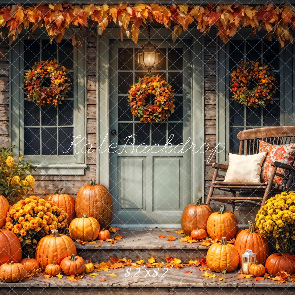 Fondo de Casa de Madera Verde en el Patio de Otoño con Calabazas Diseñado por Chain Photography