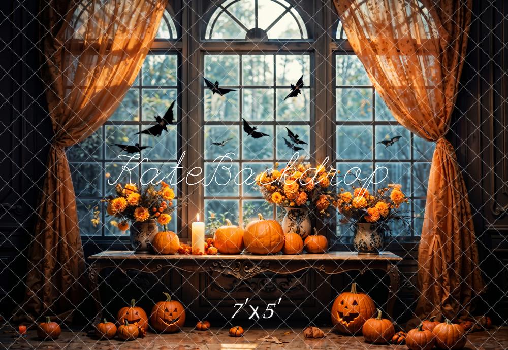 Decoración de Halloween en interiores con calabazas y flores en ventana arqueada diseñada por Emetselch