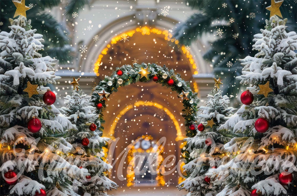 Scenografia di Natale per corridoio ad arco all'aperto progettata da Mini MakeBelieve