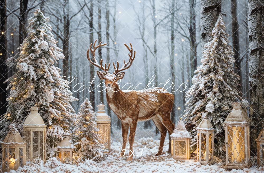 Fondo de árbol de Navidad de alce en el bosque de invierno diseñado por Emetselch