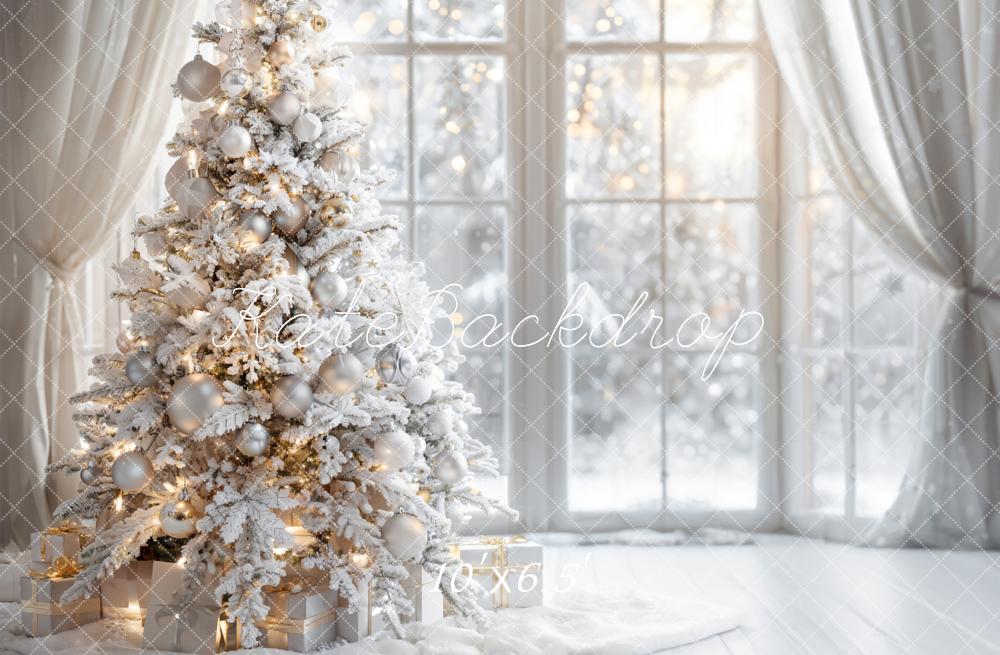 Árbol de Navidad blanco de interior en invierno con fondo de ventana enmarcada diseñado por Emetselch