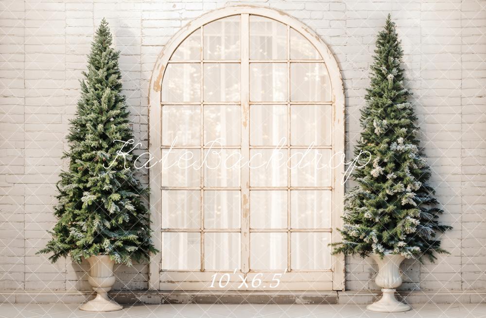 Árbol de Navidad Retro en Ventana Arqueada con Fondo de Pared de Ladrillo Diseñado por Emetselch