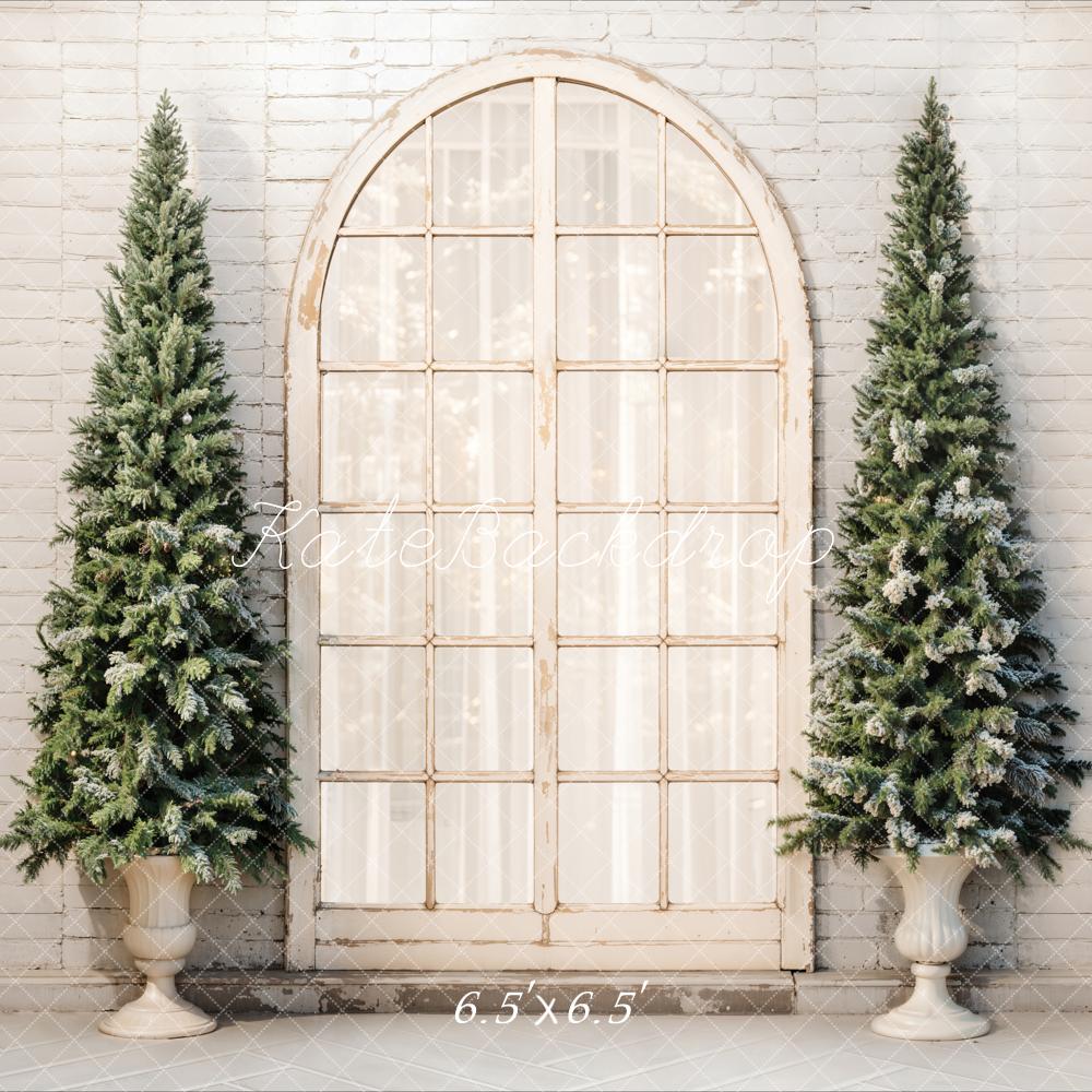 Árbol de Navidad Retro en Ventana Arqueada con Fondo de Pared de Ladrillo Diseñado por Emetselch