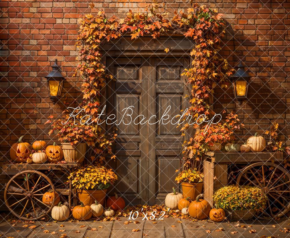 Otoño de Halloween con hojas de arce marrones en un fondo de puerta de madera diseñado por Emetselch