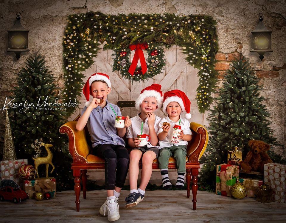 Sfondo in pile natalizio su muro di mattoni con porta e alberi di Natale disegnati da JS Photography