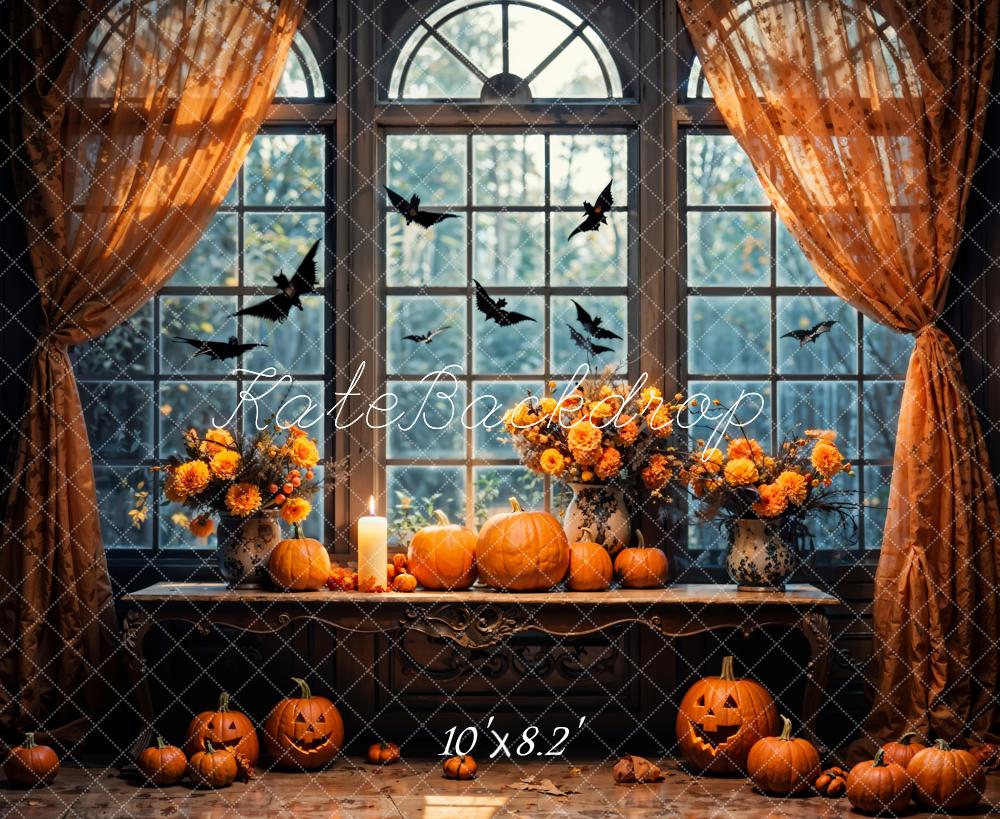 Decoración de Halloween en interiores con calabazas y flores en ventana arqueada diseñada por Emetselch