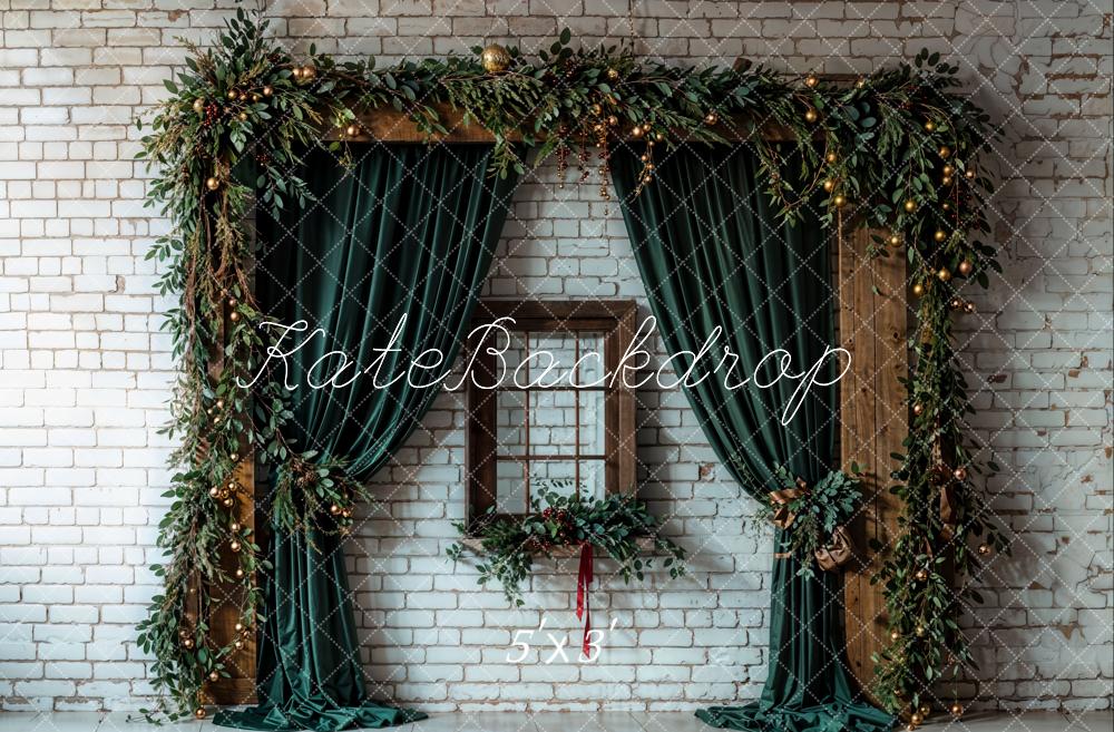 Cortina verde de Navidad marrón para ventana blanca fondo de pared de ladrillo - Diseñado por Chain Photography