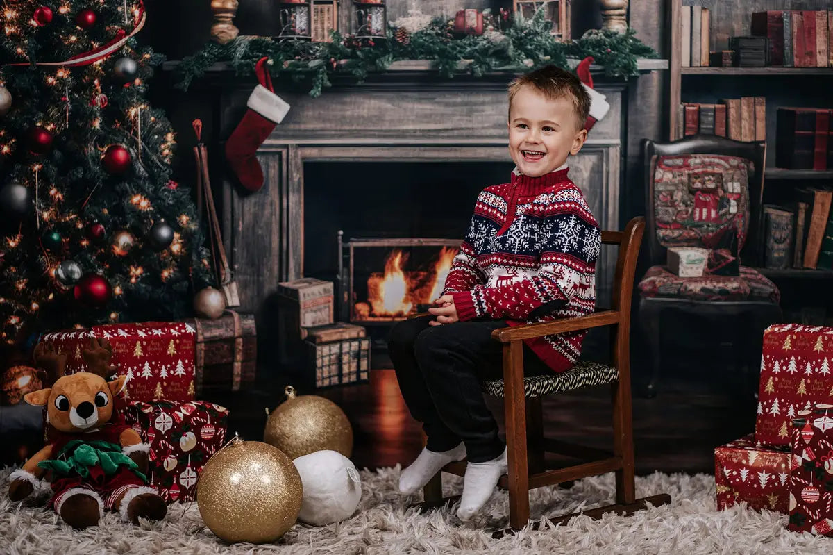 Árbol de Navidad retro junto a la chimenea del hogar cálido, libro como fondo para fotografías