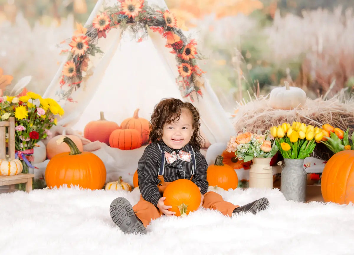 Fall White Teepee Decorated With Pumpkins Foto Achtergrond Designed by Patty Robert