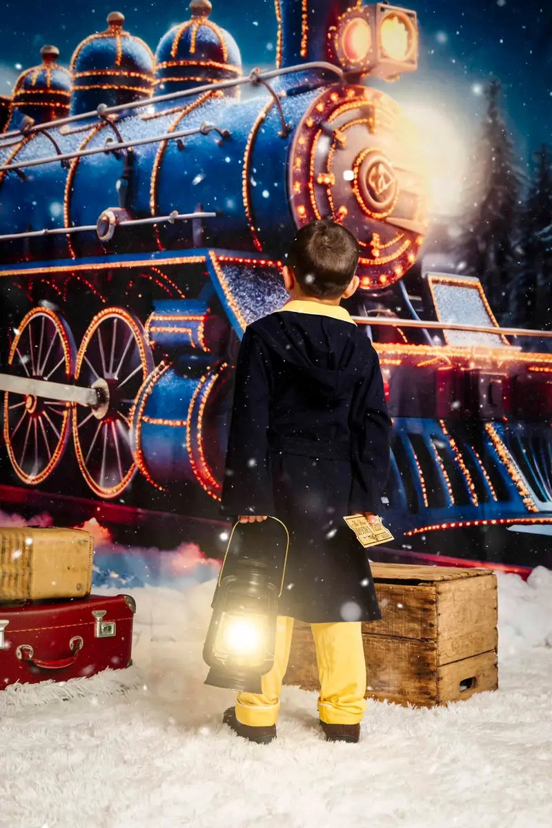 Tren de luces de Navidad en un escenario de noche nevada para fotografía