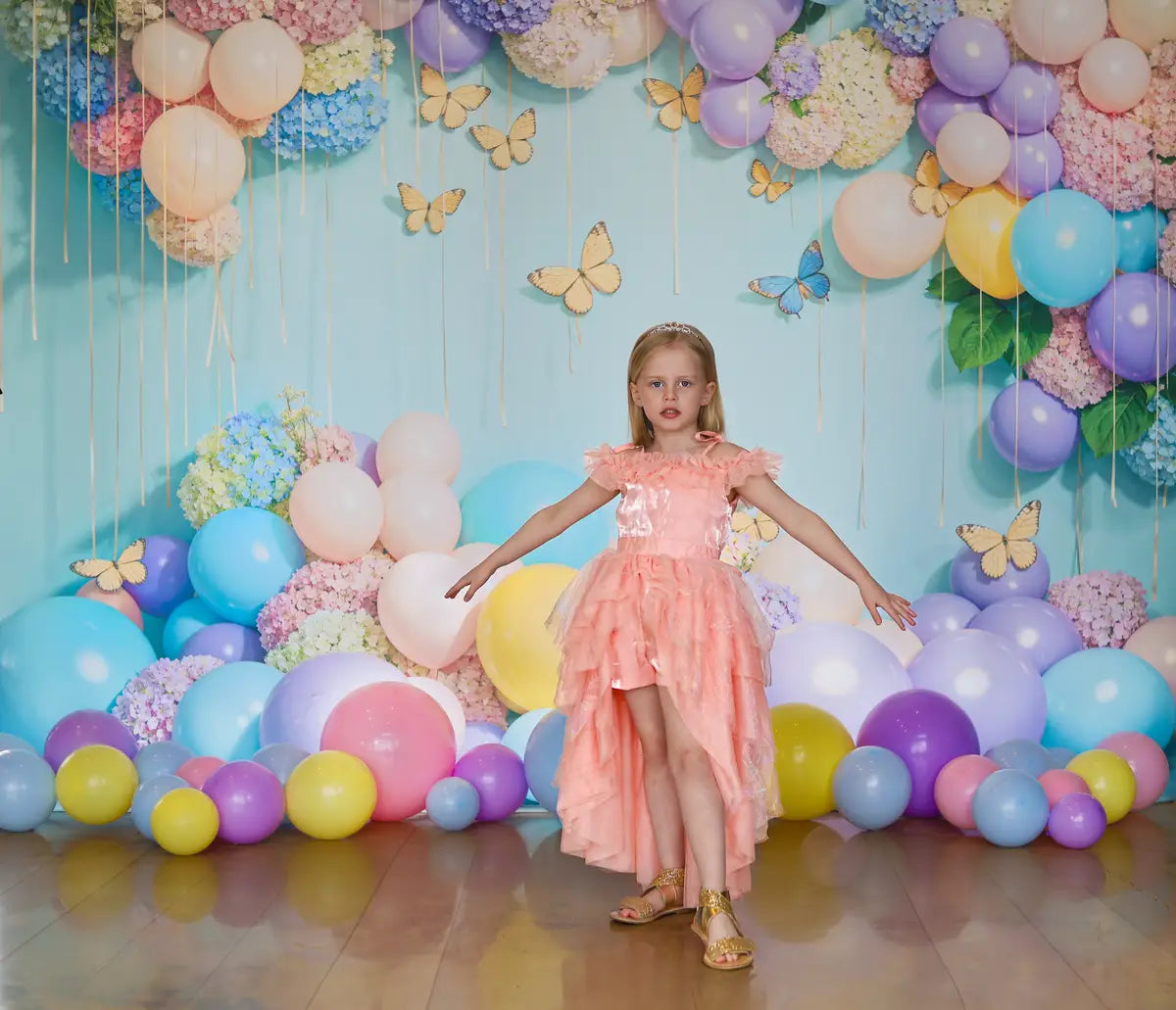 Fondo de pared con temática de globos coloridos y mariposas diseñado por Emetselch.