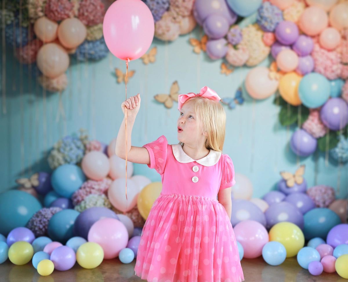 Fondo de pared con temática de globos coloridos y mariposas diseñado por Emetselch.