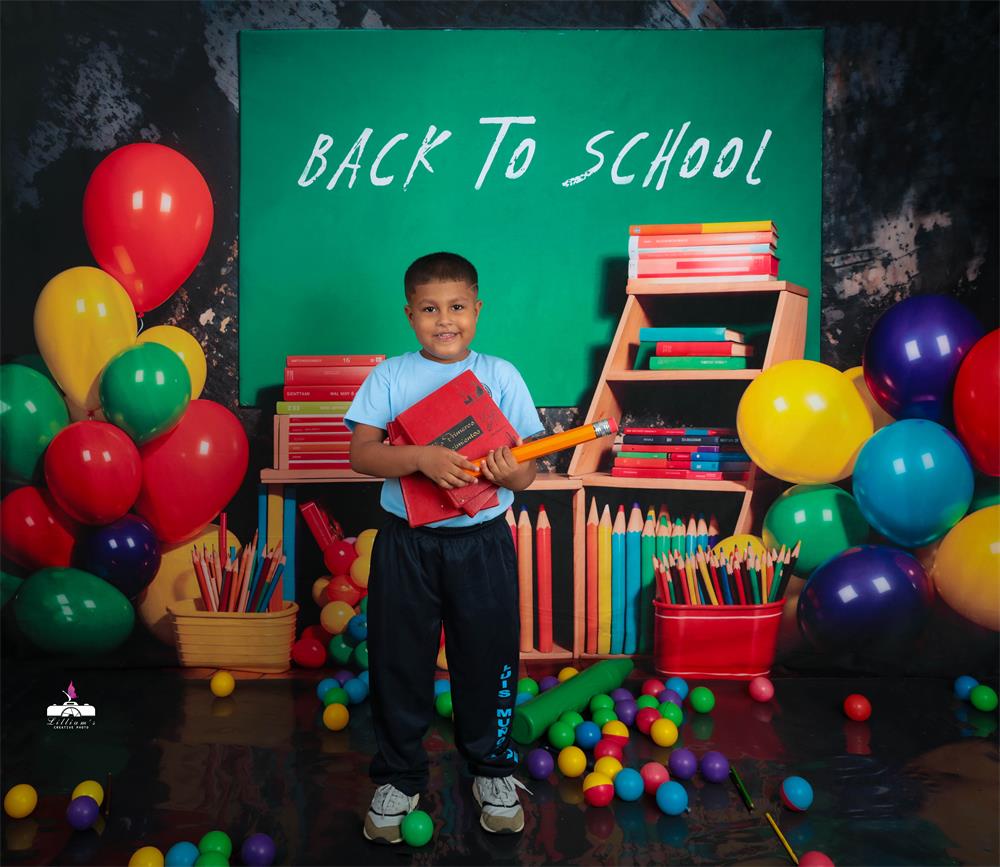 Terug naar School Tekenen Kleurrijk Ballon en Potlood Grijze Muur Foto Achtergrond Ontworpen door Emetselch