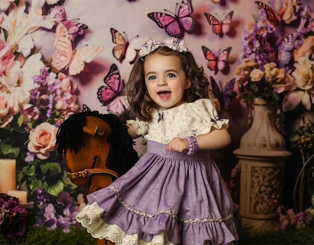 Fondo de pared con flores rosas y moradas y mariposas diseñado por Emetselch