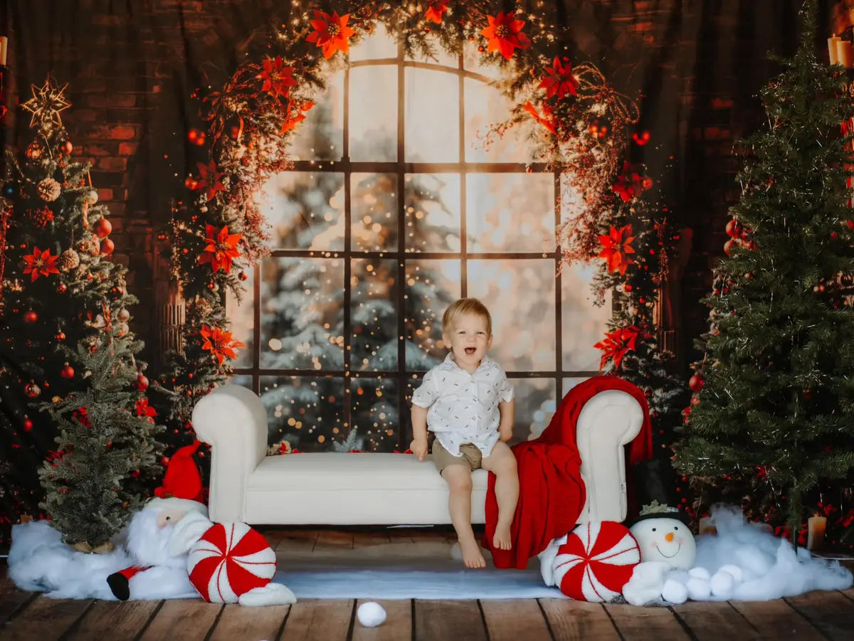 Fondo de ladrillo de pared de ventana en arco de árbol de Navidad interior diseñado por Emetselch