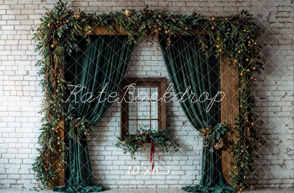 Cortina verde de Navidad marrón para ventana blanca fondo de pared de ladrillo - Diseñado por Chain Photography