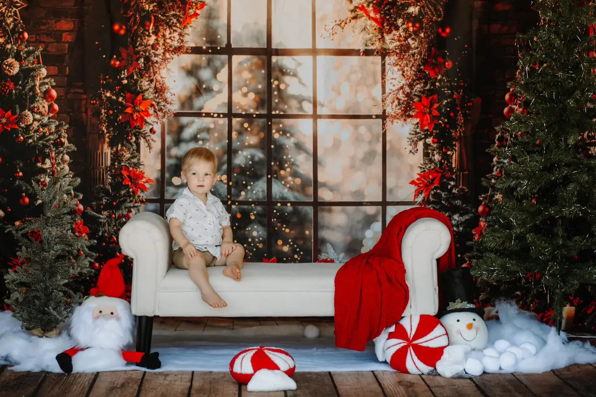 Fondo de ladrillo de pared de ventana en arco de árbol de Navidad interior diseñado por Emetselch