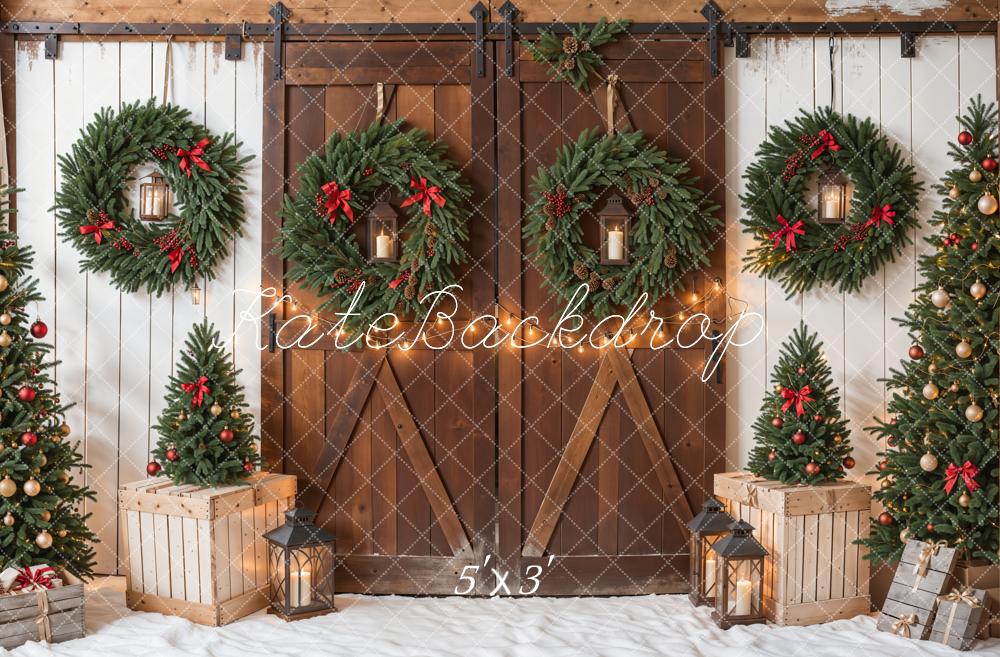 Albero di Natale Brown Wooden Barn Door White Wall Backdrop Designed by Emetselch