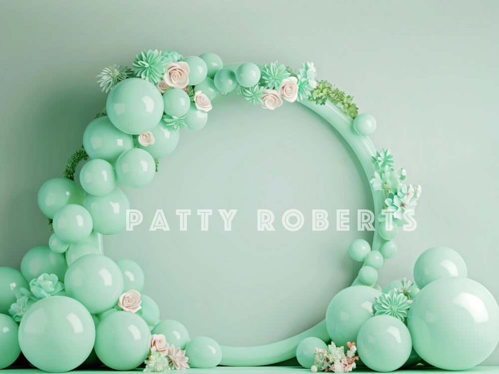 Fondo de pastel de smash de menta con arco de globos diseñado por Patty Robert