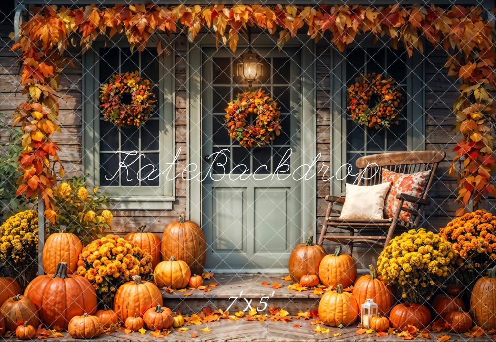 Fondo de Casa de Madera Verde en el Patio de Otoño con Calabazas Diseñado por Chain Photography