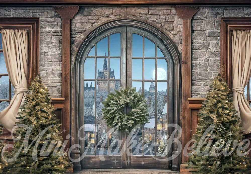 Natale interno retrò nella finestra ad arco sullo sfondo del muro di pietra grigio progettato da Mini MakeBelieve