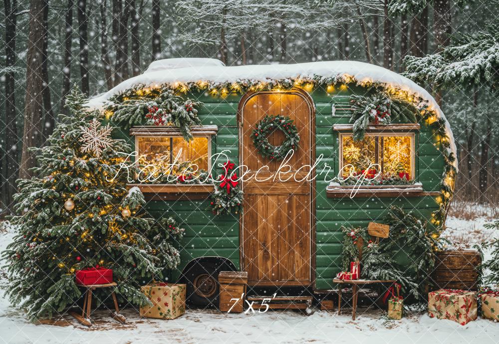 Camión de camping verde navideño con fondo de árbol de nieve diseñado por Emetselch