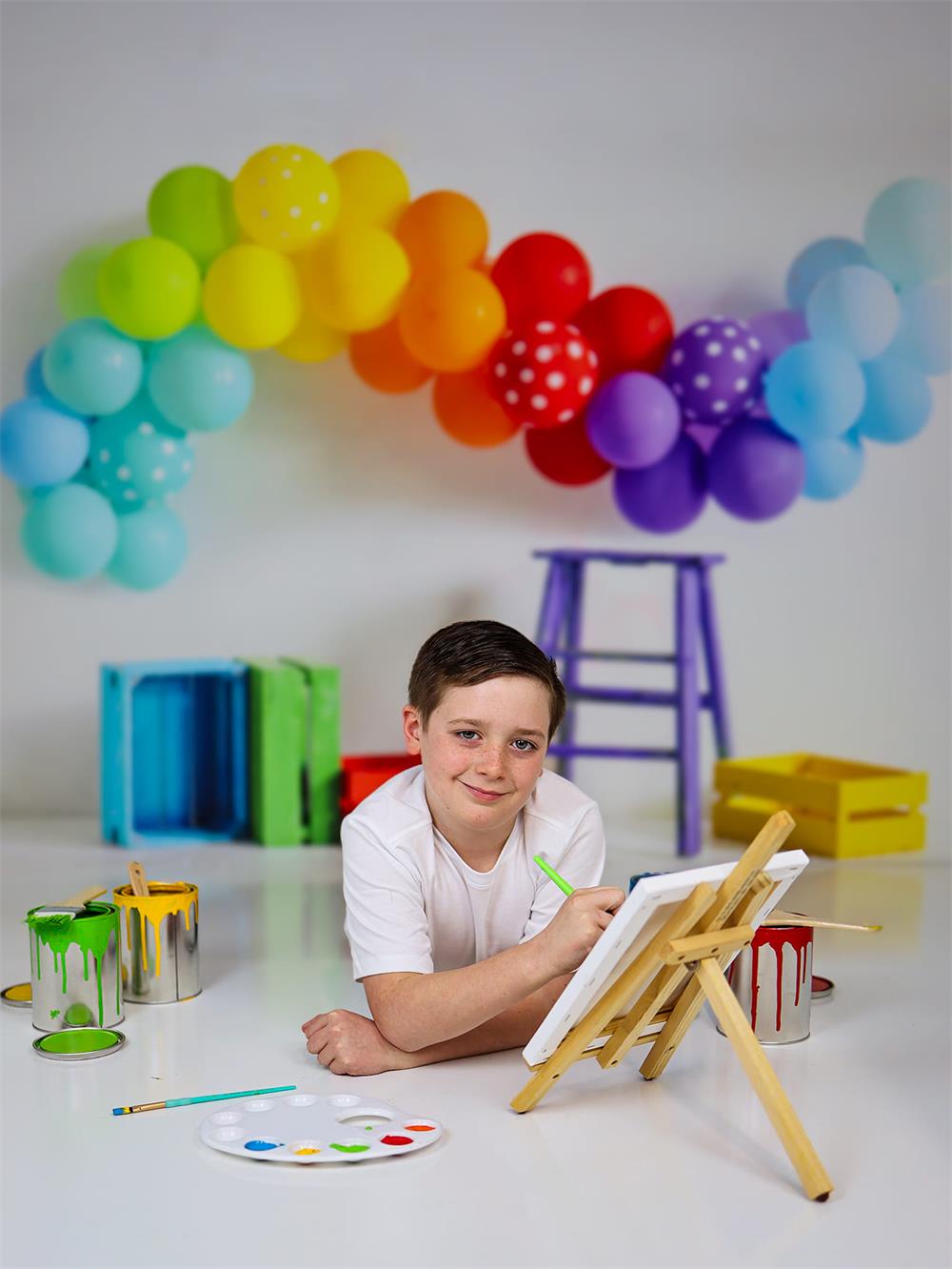 Fondo de escalera de cumpleaños con globos de colores diseñado por Emetselch