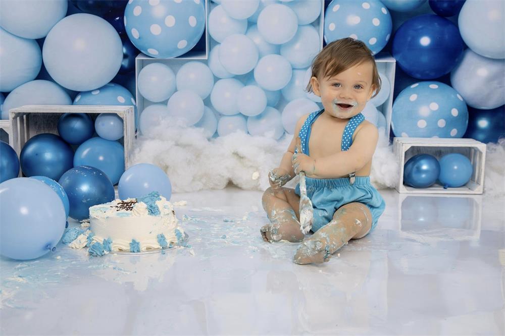 Sfondo murale con palloncini blu per il primo compleanno per fotografie, disegnato da Kerry Anderson