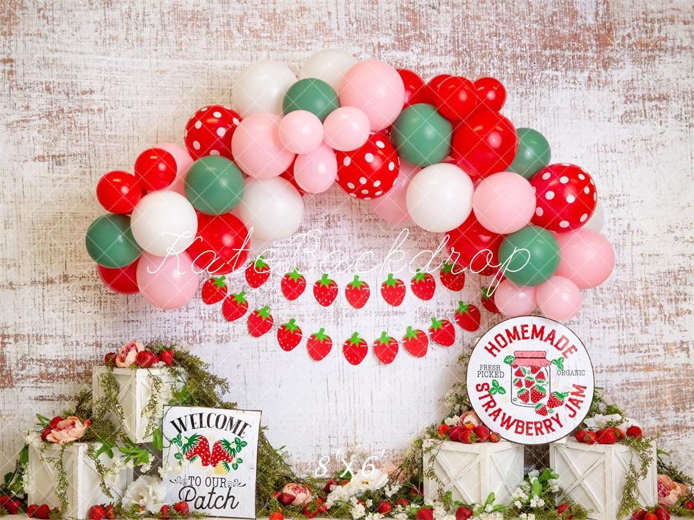 Fondo de pastel de smash de fresa con arco de globos rojos diseñado por Megan Leigh Photography