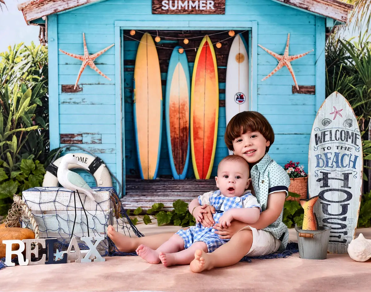 Sfondo della bottega degli skateboard di legno blu sulla spiaggia del mare d'estate ideato da Chain Photography