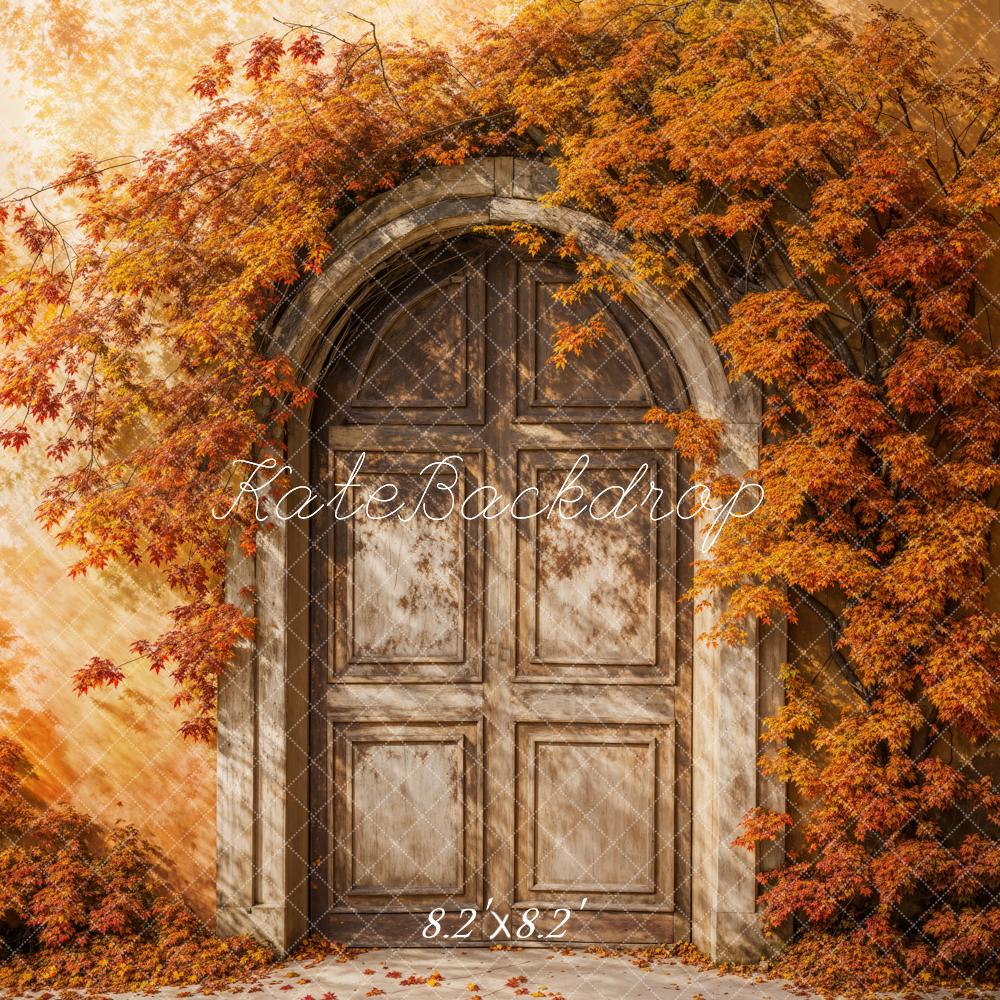 Fondo de puerta arqueada blanca de hoja de arce en otoño diseñado por Emetselch