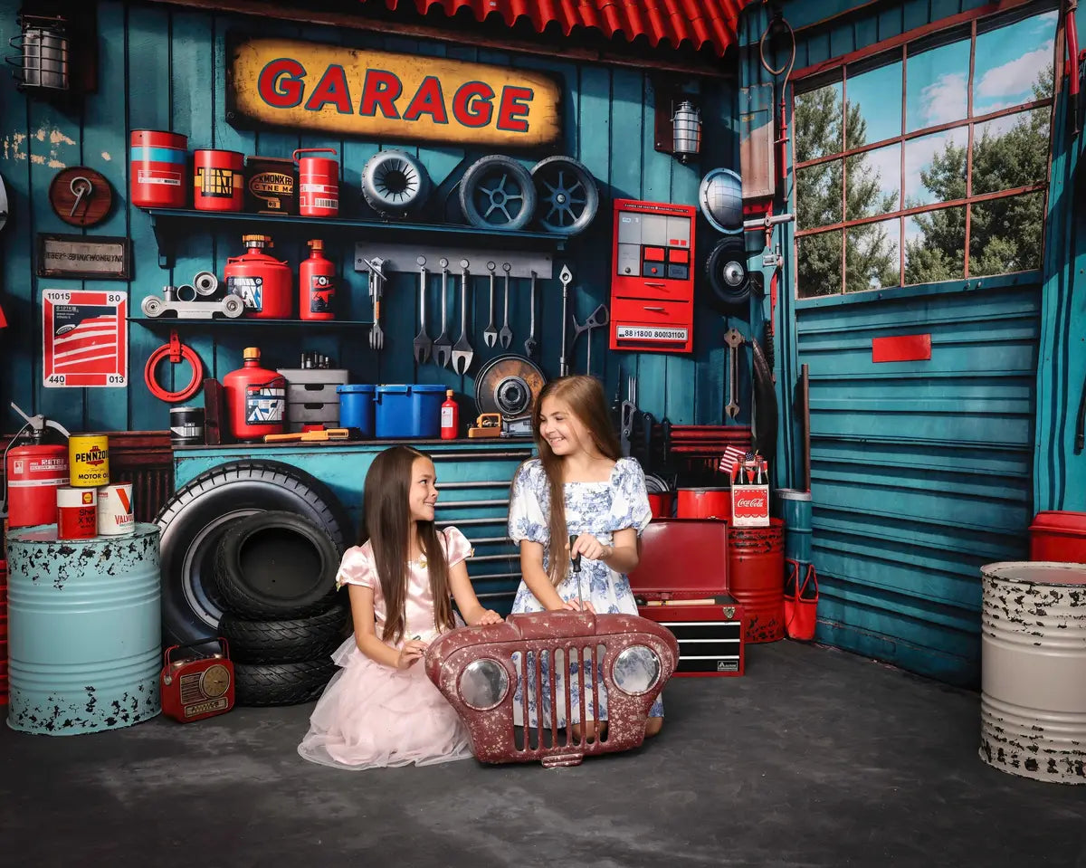 Inktblauwe garage en muur metalen frame vensterbosachtergrond ontworpen door Emetselch