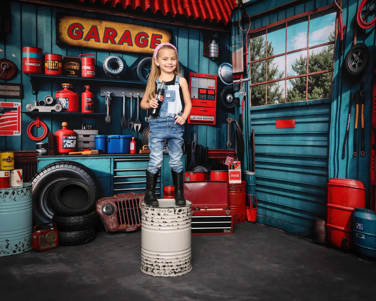 Inktblauwe garage en muur metalen frame vensterbosachtergrond ontworpen door Emetselch