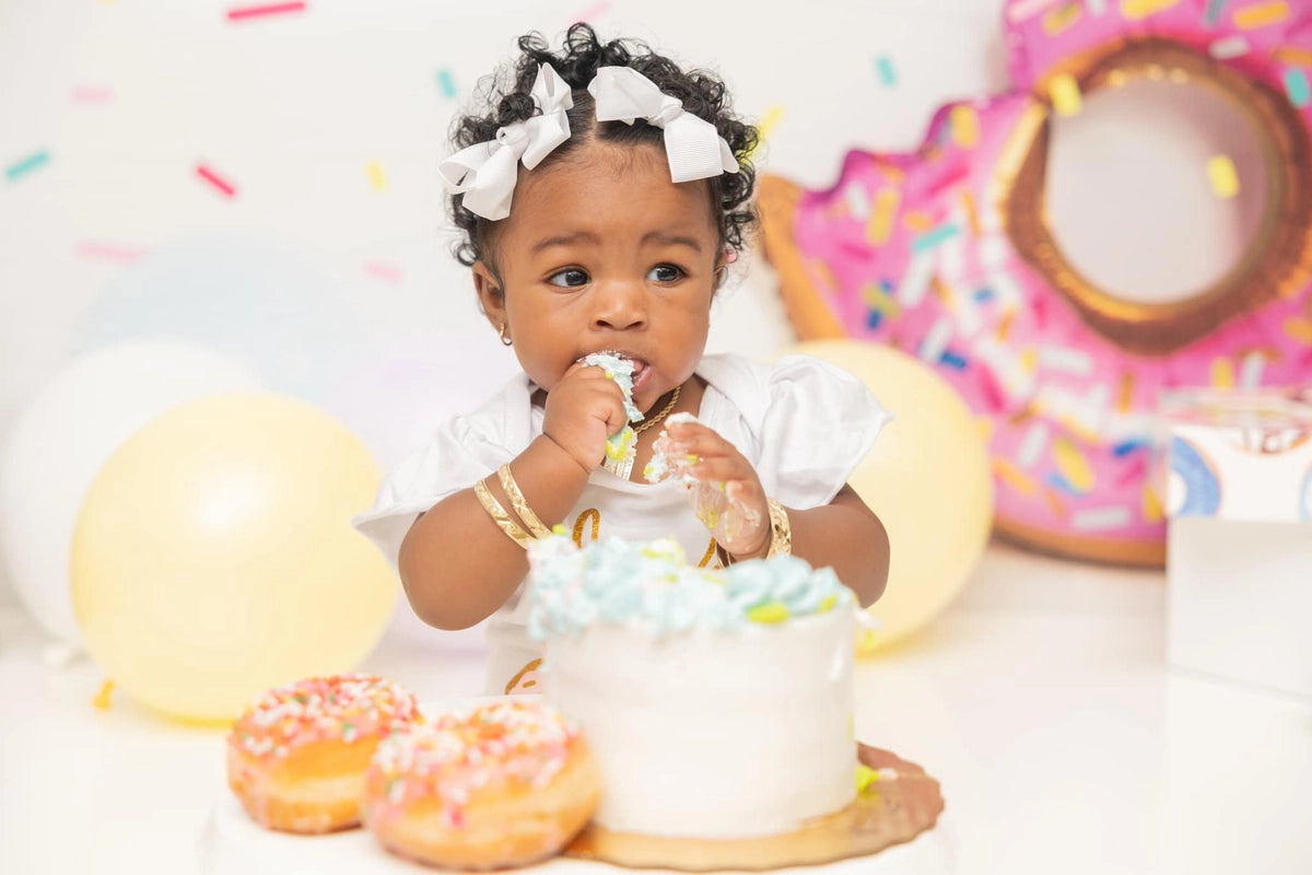 Pastel de donut de postre Samsh y telón de fondo de globos para fotografías