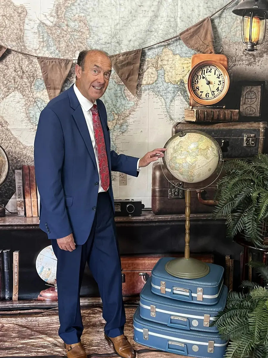 Vintage Camera Suitcase Globe Adventure Travel Backdrop Progettato da Emetselch