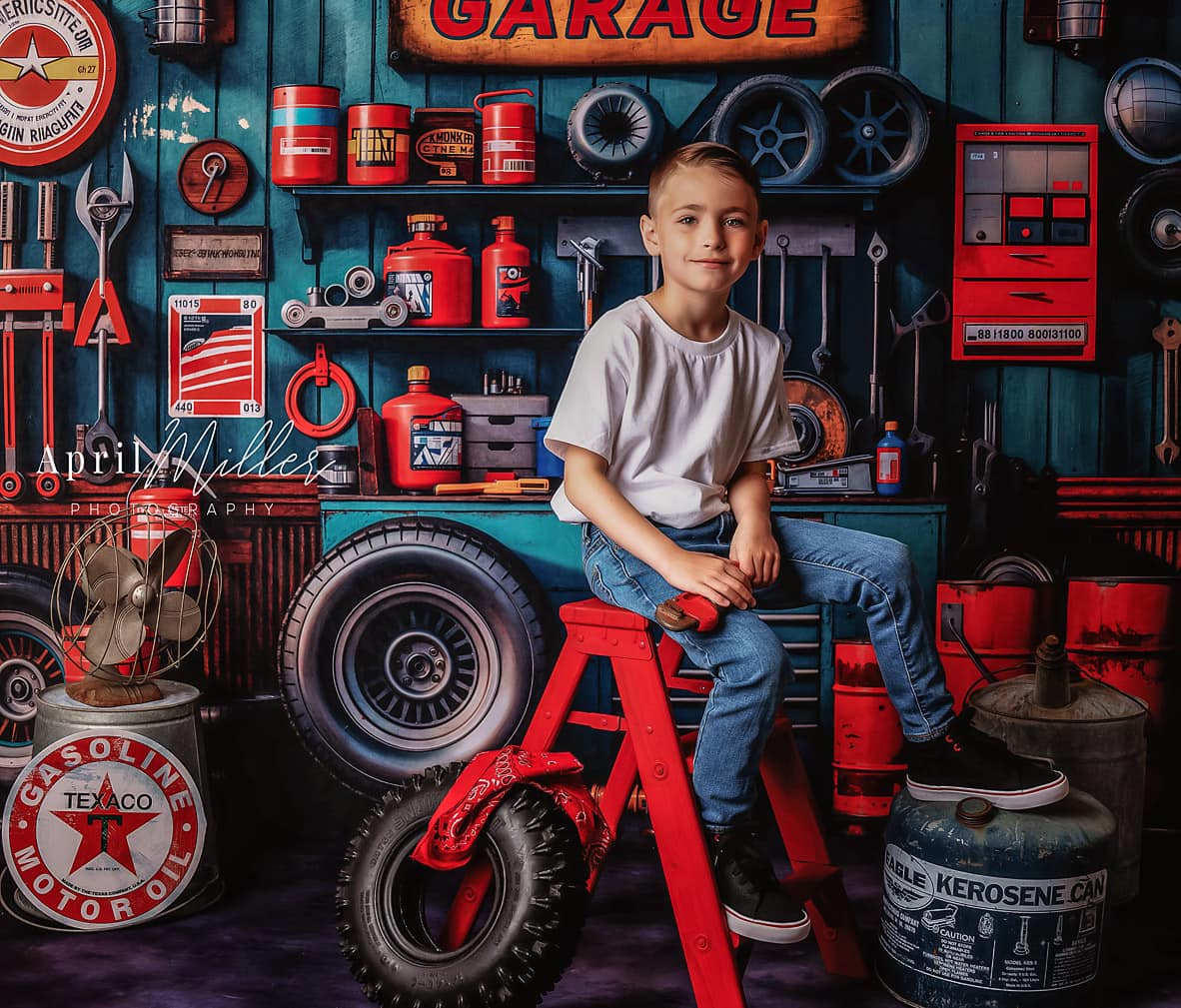 Moderne gereedschapshouder en bandenrode tankstation garagedecoratie ontworpen door Emetselch