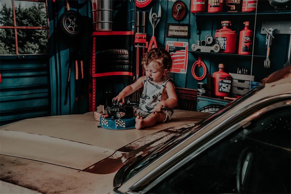 Moderne gereedschapshouder en bandenrode tankstation garagedecoratie ontworpen door Emetselch