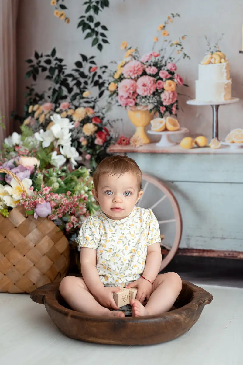 Pastel Cumpleaños con Torta de Destrucción de Limón y Arco de Globos con Flores Coloridas Diseñado por Emetselch