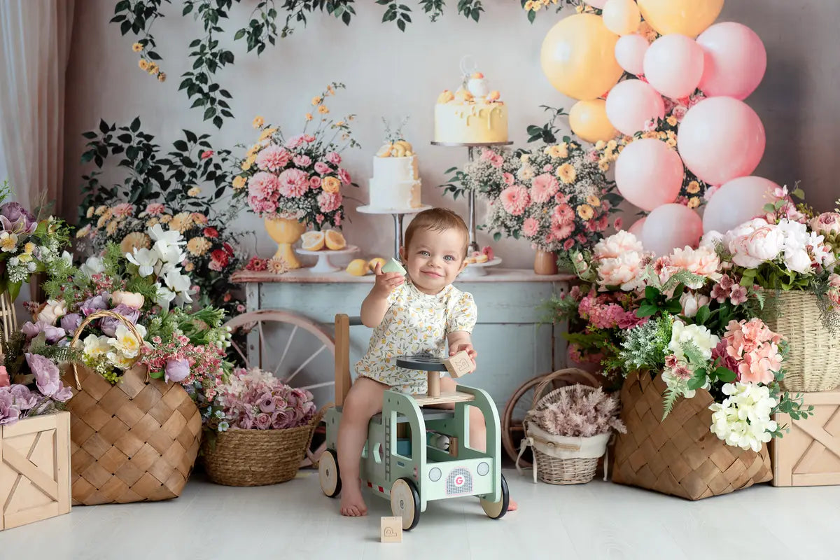 Zomer Verjaardagstaart Smash Citroen Kleurrijke Bloemen Ballonboog Foto Achtergrond Ontworpen door Emetselch