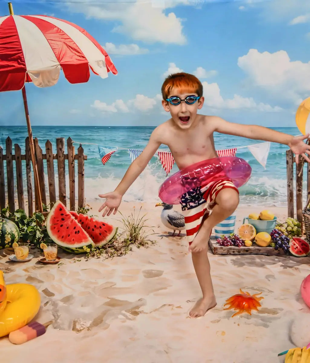 Zomerzeestrandparasol fruit zeevogel bruin houten hekachtergrondontwerp ontworpen door Emetselch