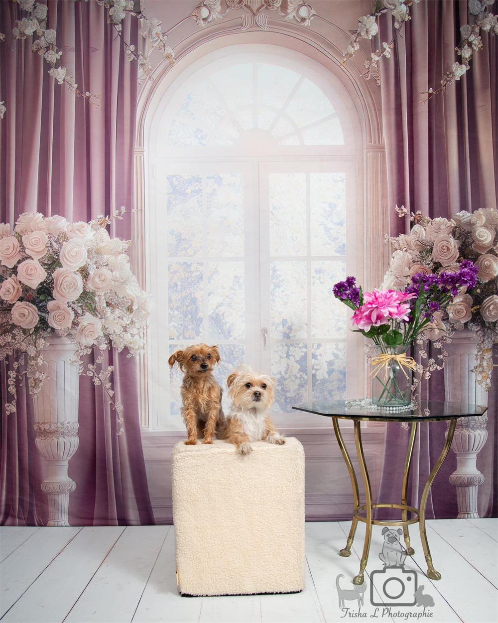 Boda de primavera en interiores con flores blancas y cortina morada adornada detrás de la ventana con arco, diseñada por Mini MakeBelieve.