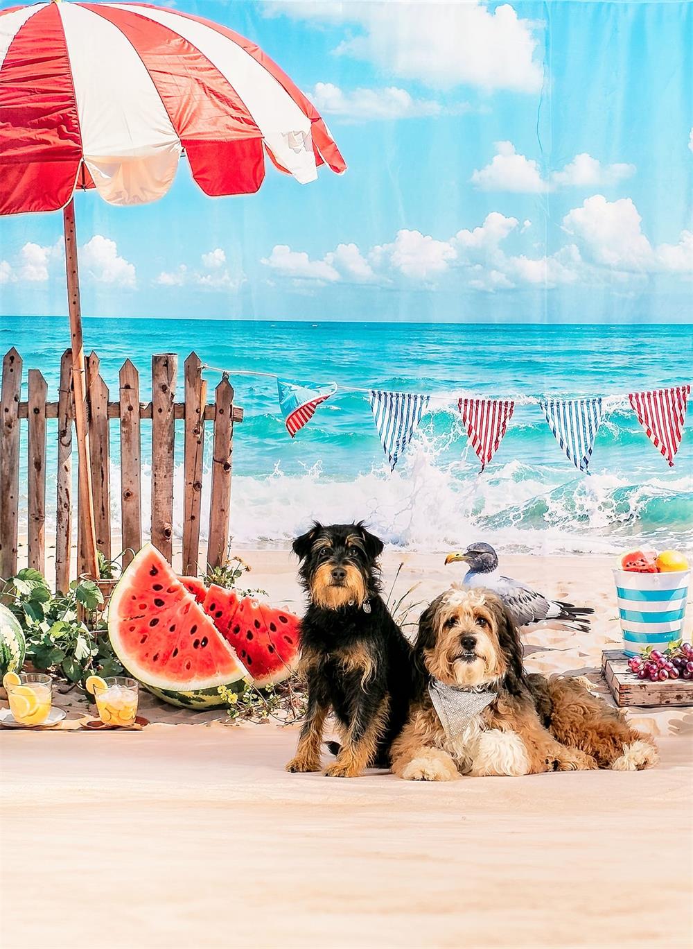 Zomerzeestrandparasol fruit zeevogel bruin houten hekachtergrondontwerp ontworpen door Emetselch