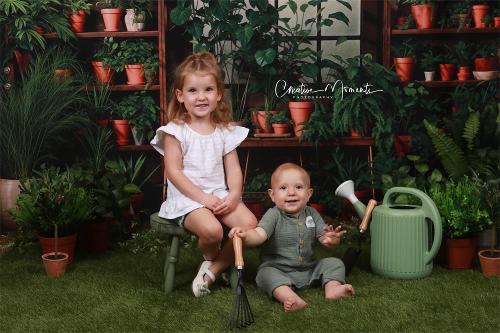 Jardín de plantas verdes de interior de primavera junto a ventana de madera diseñado por Emetselch