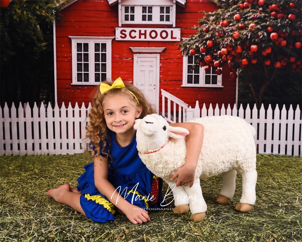 Terug naar School Rood Huis Appelboom Hek Foto Achtergrond Ontworpen door Chain Photography