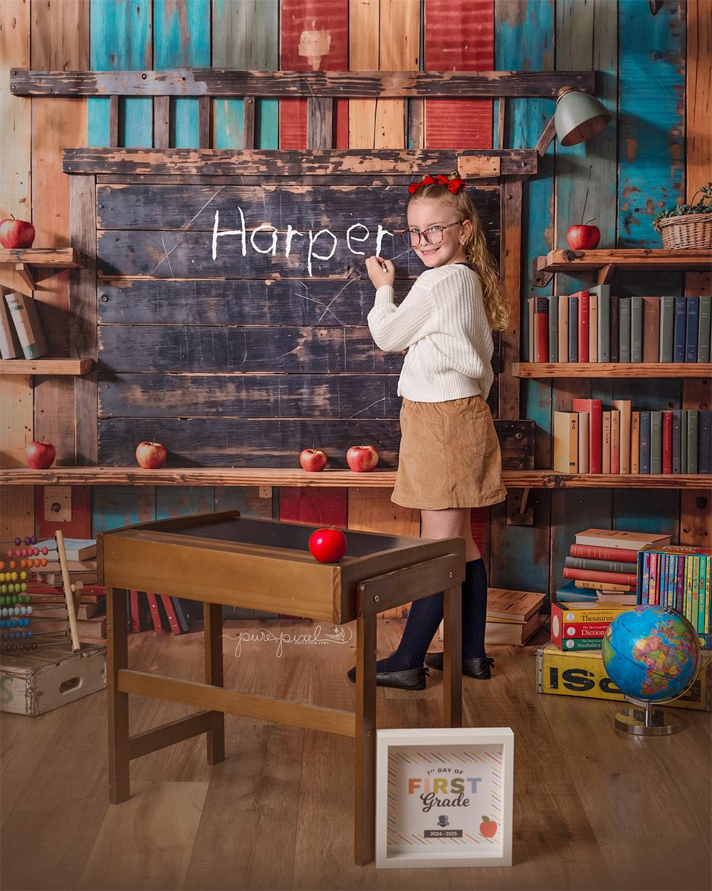 Librería de Regreso a Clases Tablón de Madera Marrón Oscuro Diseñado por Emetselch