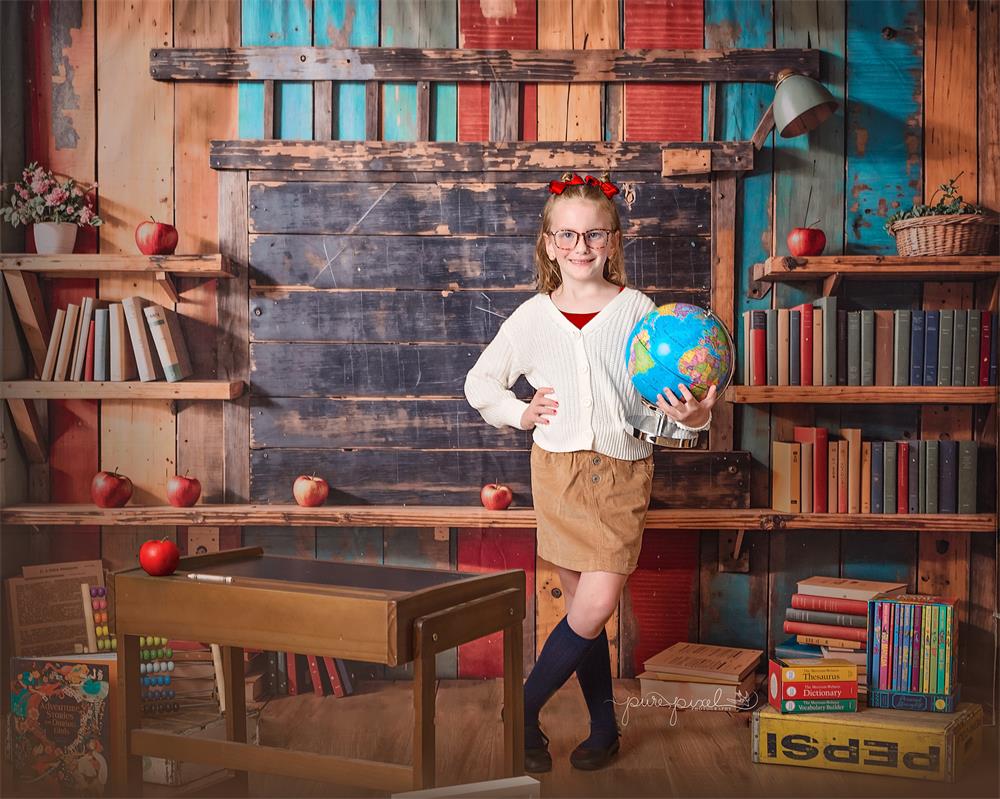 Torna a Scuola Scaffale Libreria in Legno Scuro Fondo Lavagna Nera Progettata da Emetselch