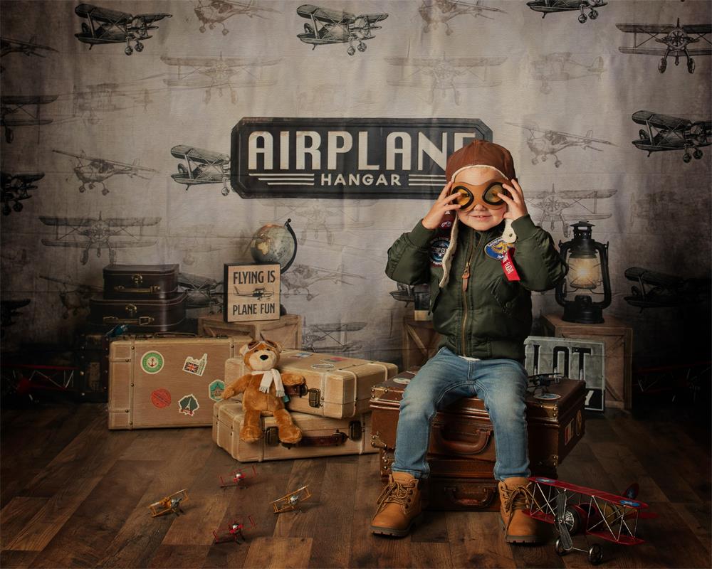 Fondo de hangar de aviones diseñado por Megan Leigh Photography