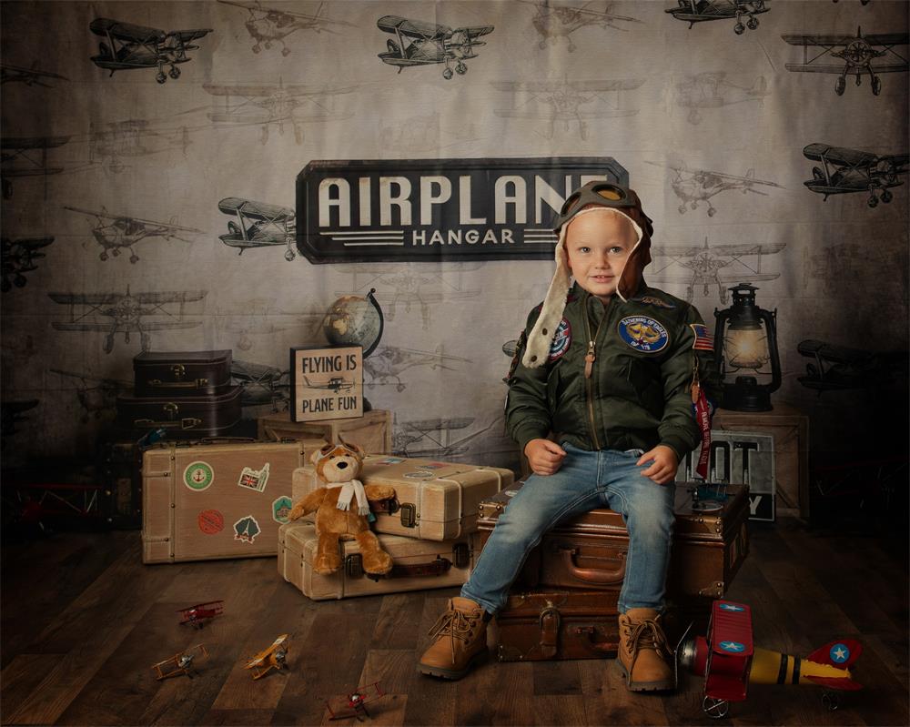 Fondo de hangar de aviones diseñado por Megan Leigh Photography