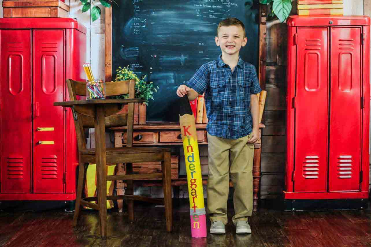 Terug naar School Rode Locker Krijtbord Houten Gestreepte Muurachtergrond Ontworpen door Emetselch